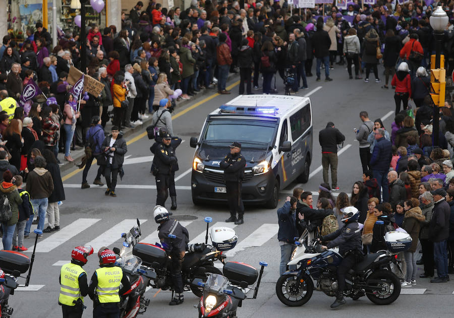 Miles de personas recorren las calles de la ciudad en la gran manifestación convocada en Asturias por el Día de la Mujer