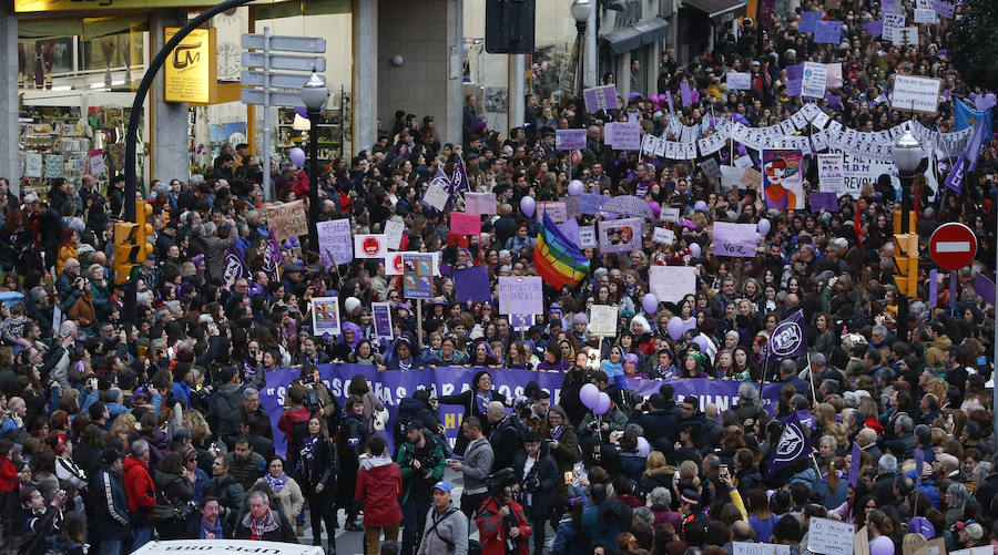 Miles de personas recorren las calles de la ciudad en la gran manifestación convocada en Asturias por el Día de la Mujer