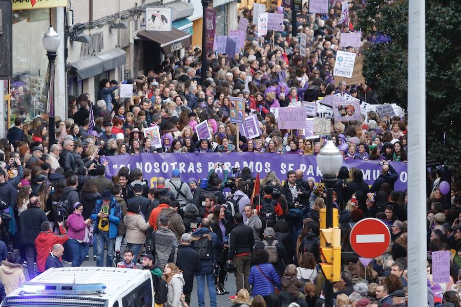 Cientos de personas recorren las cale de la ciudad en la gran manifestación convocada en Asturias por el Día de la Mujer