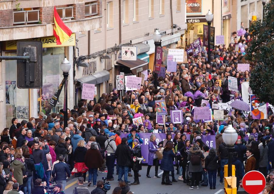 Cientos de personas recorren las cale de la ciudad en la gran manifestación convocada en Asturias por el Día de la Mujer