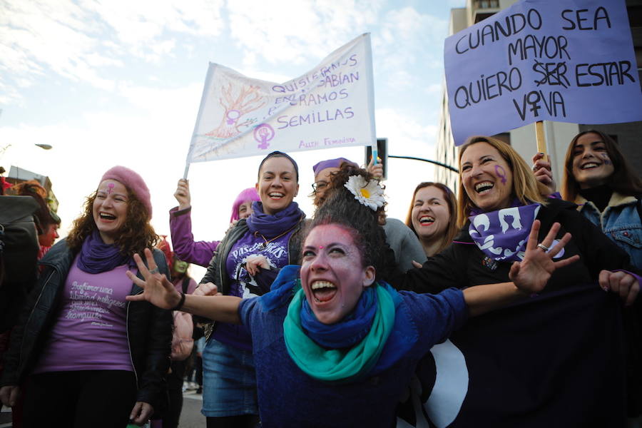 Cientos de personas recorren las cale de la ciudad en la gran manifestación convocada en Asturias por el Día de la Mujer