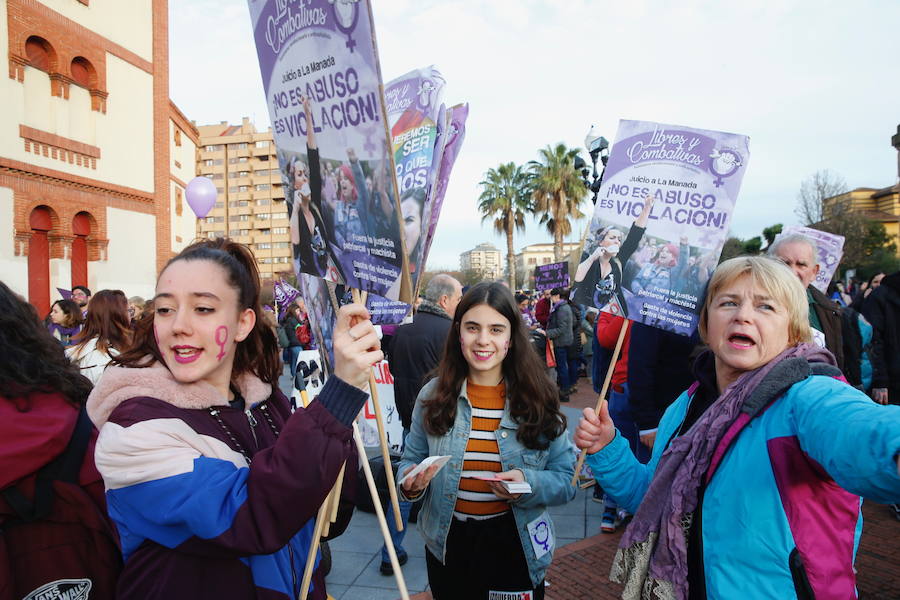 Cientos de personas recorren las cale de la ciudad en la gran manifestación convocada en Asturias por el Día de la Mujer