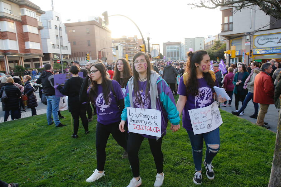 Cientos de personas recorren las cale de la ciudad en la gran manifestación convocada en Asturias por el Día de la Mujer