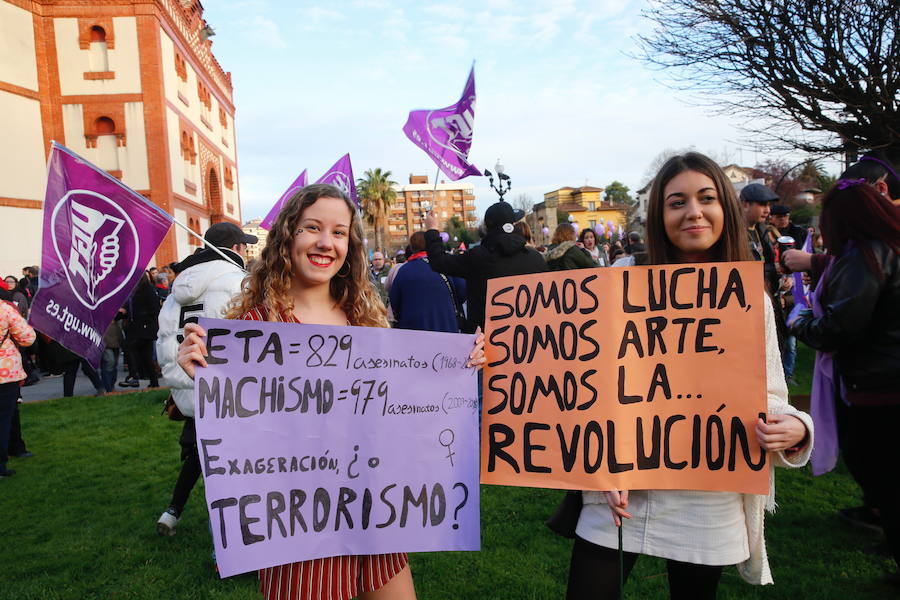 Cientos de personas recorren las cale de la ciudad en la gran manifestación convocada en Asturias por el Día de la Mujer