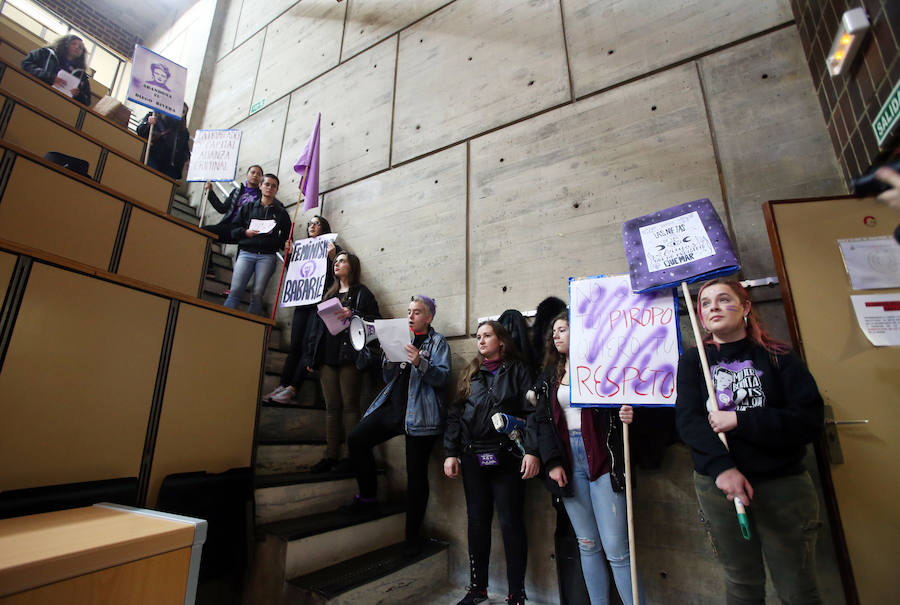 El piquete ha recorrido los pasillos de los centros del campus y han entrado en las aulas para informar de los objetivos de esta huelga del 8M