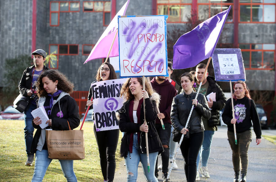 El piquete ha recorrido los pasillos de los centros del campus y han entrado en las aulas para informar de los objetivos de esta huelga del 8M