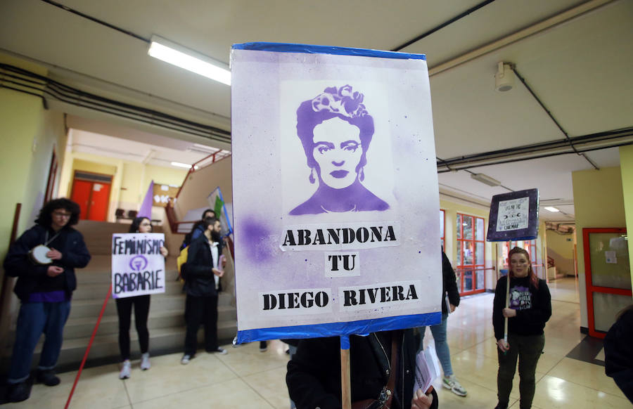 El piquete ha recorrido los pasillos de los centros del campus y han entrado en las aulas para informar de los objetivos de esta huelga del 8M