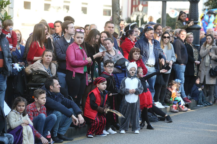 El tradicional desfile del carnaval ovetense homenajea al séptimo arte y llena las calles de la capital asturiana de originalidad y color.