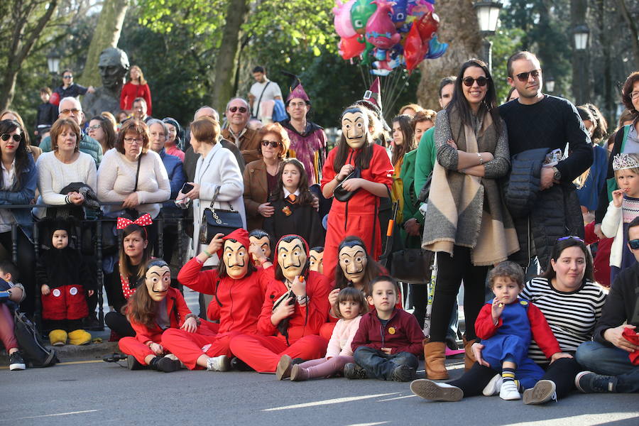 El tradicional desfile del carnaval ovetense homenajea al séptimo arte y llena las calles de la capital asturiana de originalidad y color.