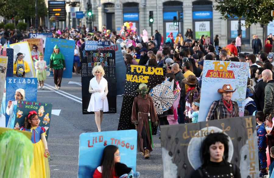 El tradicional desfile del carnaval ovetense homenajea al séptimo arte y llena las calles de la capital asturiana de originalidad y color.