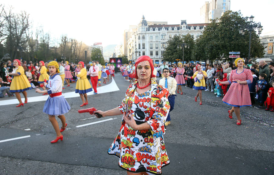 El tradicional desfile del carnaval ovetense homenajea al séptimo arte y llena las calles de la capital asturiana de originalidad y color.