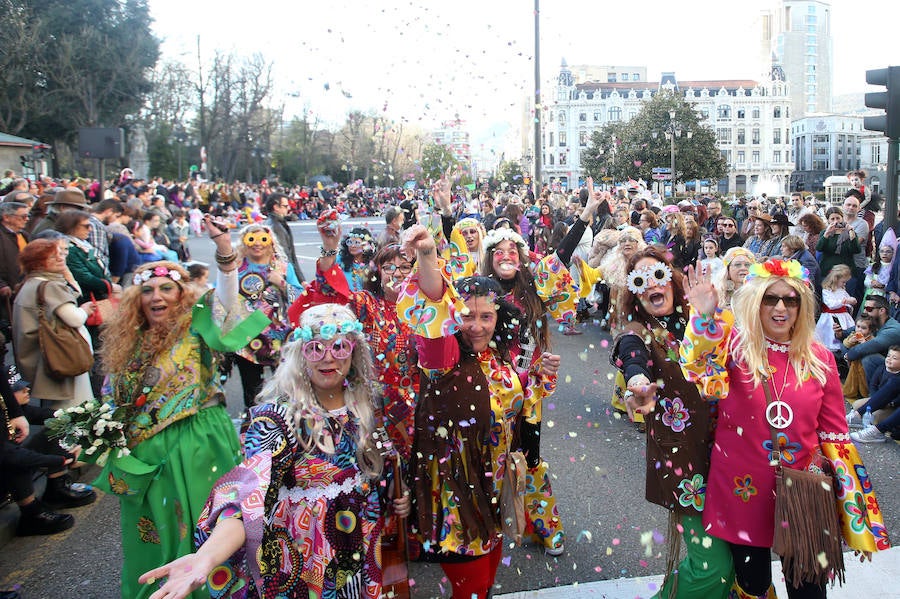 El tradicional desfile del carnaval ovetense homenajea al séptimo arte y llena las calles de la capital asturiana de originalidad y color.