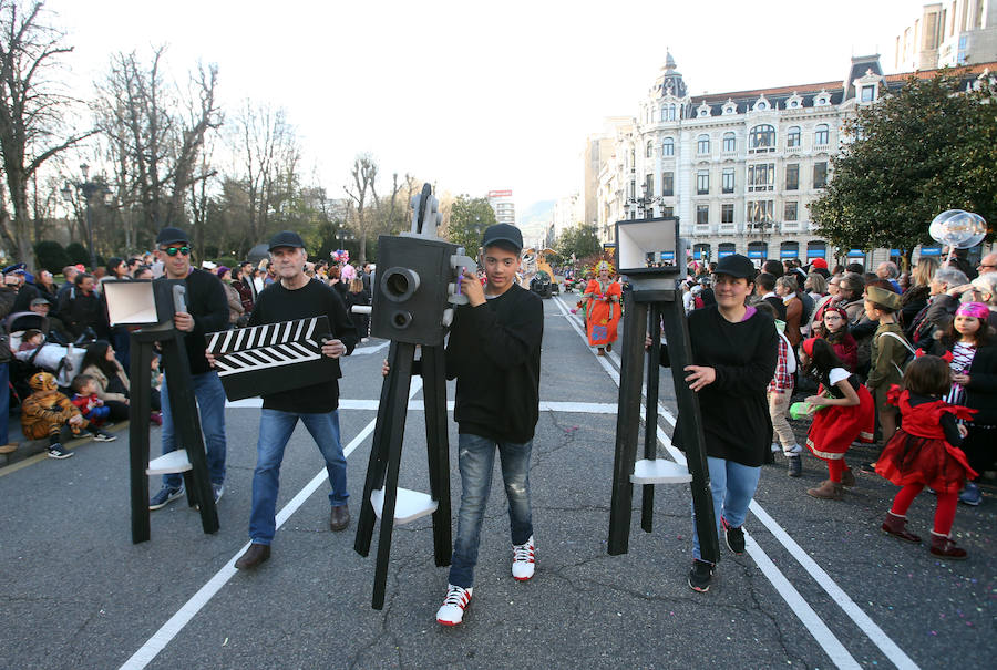 El tradicional desfile del carnaval ovetense homenajea al séptimo arte y llena las calles de la capital asturiana de originalidad y color.