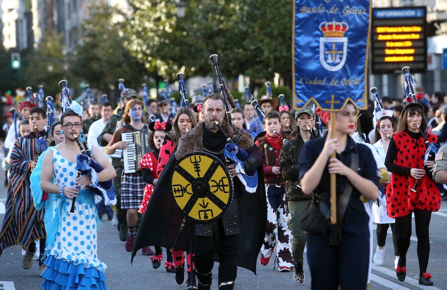 El tradicional desfile del carnaval ovetense homenajea al séptimo arte y llena las calles de la capital asturiana de originalidad y color.