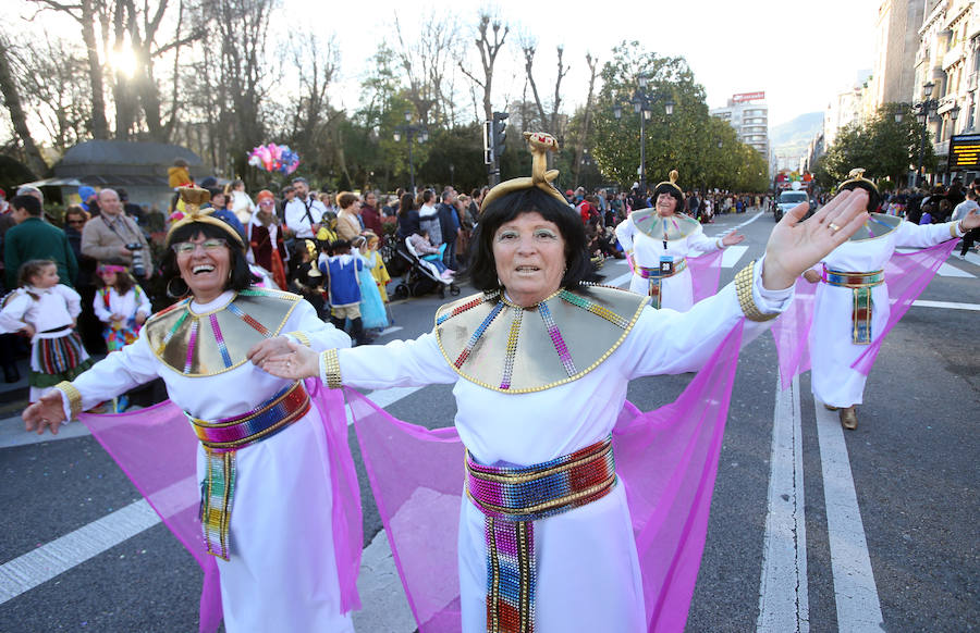 El tradicional desfile del carnaval ovetense homenajea al séptimo arte y llena las calles de la capital asturiana de originalidad y color.