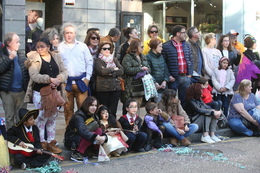 El tradicional desfile del carnaval ovetense homenajea al séptimo arte y llena las calles de la capital asturiana de originalidad y color.