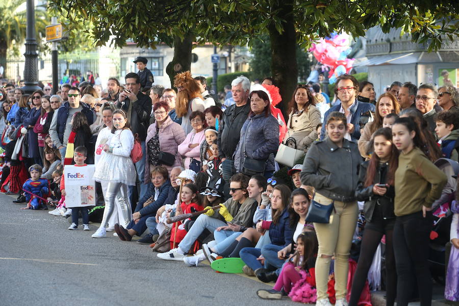 El tradicional desfile del carnaval ovetense homenajea al séptimo arte y llena las calles de la capital asturiana de originalidad y color.