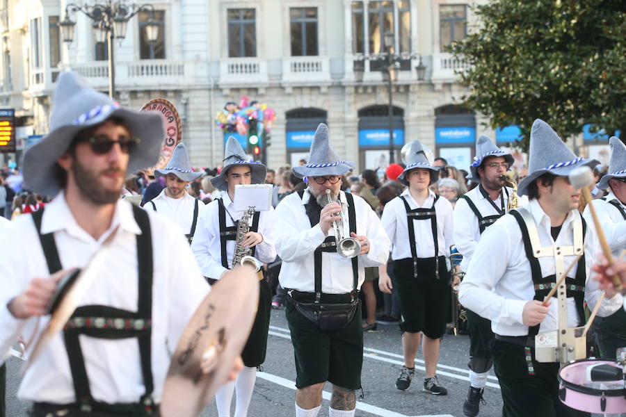 El tradicional desfile del carnaval ovetense homenajea al séptimo arte y llena las calles de la capital asturiana de originalidad y color.