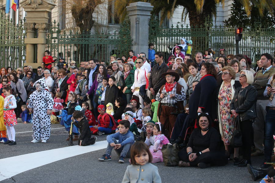 El tradicional desfile del carnaval ovetense homenajea al séptimo arte y llena las calles de la capital asturiana de originalidad y color.