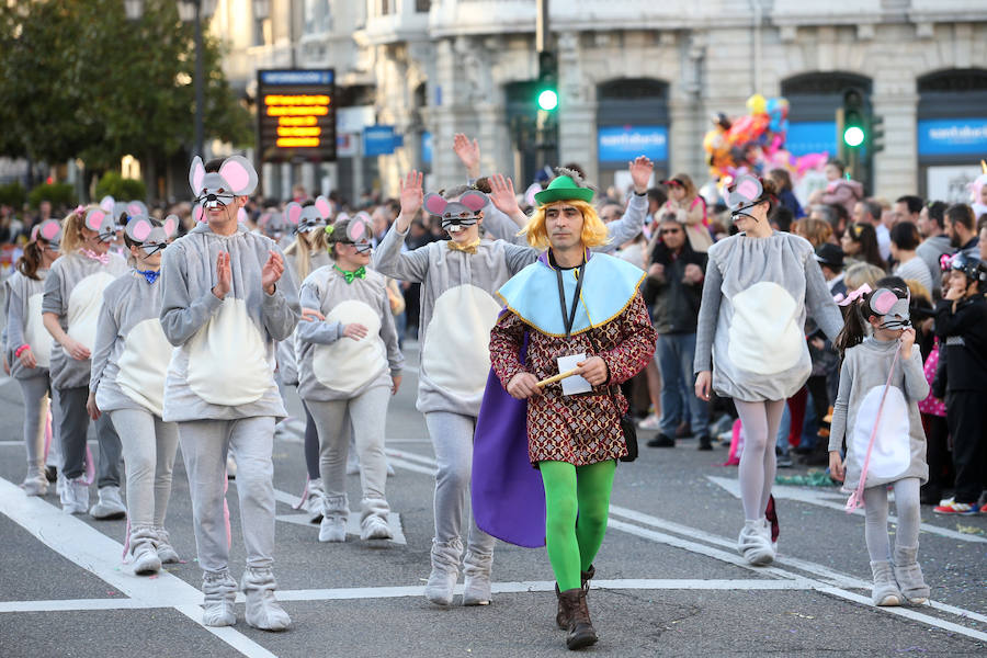 El tradicional desfile del carnaval ovetense homenajea al séptimo arte y llena las calles de la capital asturiana de originalidad y color.