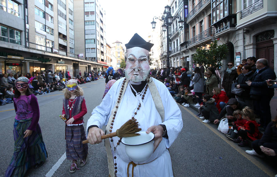 El tradicional desfile del carnaval ovetense homenajea al séptimo arte y llena las calles de la capital asturiana de originalidad y color.