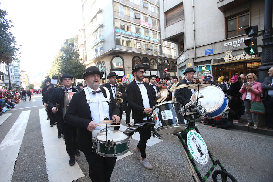 El tradicional desfile del carnaval ovetense homenajea al séptimo arte y llena las calles de la capital asturiana de originalidad y color.