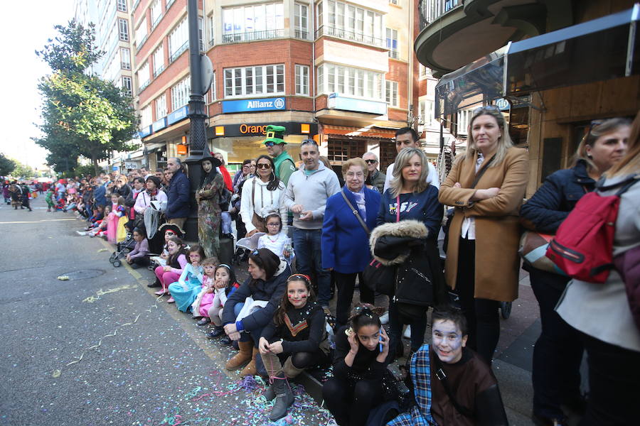 El tradicional desfile del carnaval ovetense homenajea al séptimo arte y llena las calles de la capital asturiana de originalidad y color.