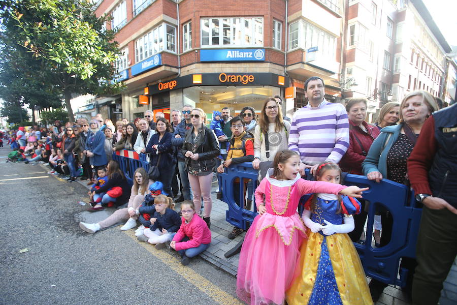 El tradicional desfile del carnaval ovetense homenajea al séptimo arte y llena las calles de la capital asturiana de originalidad y color.