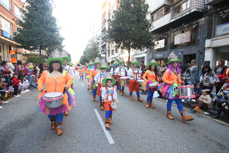 El tradicional desfile del carnaval ovetense homenajea al séptimo arte y llena las calles de la capital asturiana de originalidad y color.