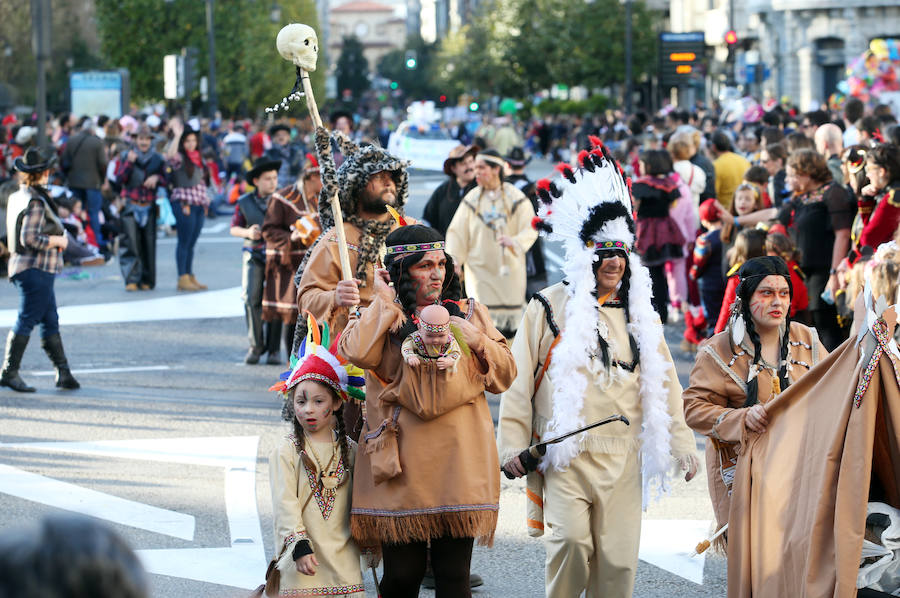 El tradicional desfile del carnaval ovetense homenajea al séptimo arte y llena las calles de la capital asturiana de originalidad y color.