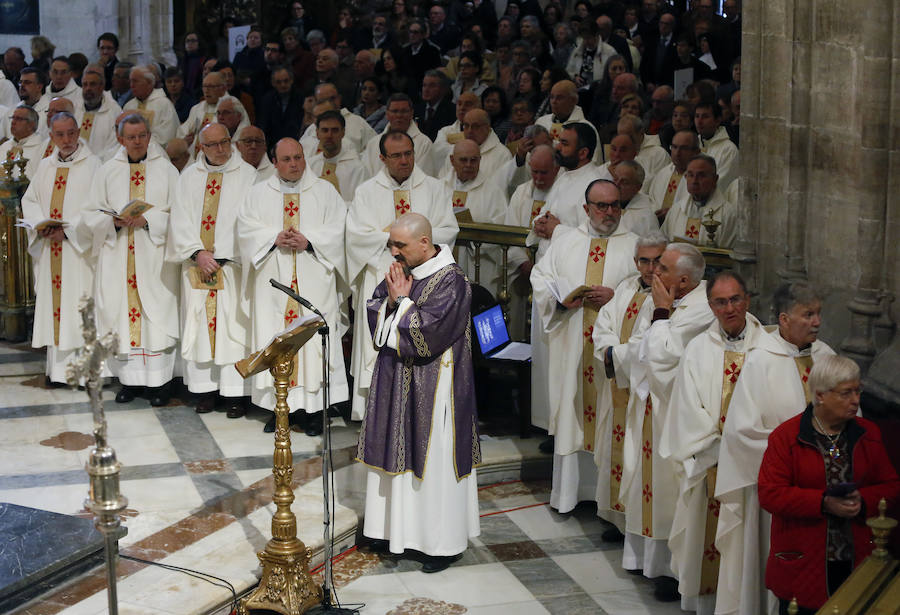 «Todos estamos preocupados por los escándalos que parecen no tener fin», aseguró el cardenal Angelo Becciu en una ceremonia abarrotada, donde el representante de la Santa Sede ha asegurado que «el mensaje de estos seminaristas mártires habla a España y habla a Europa con sus comunes raíces cristianas».