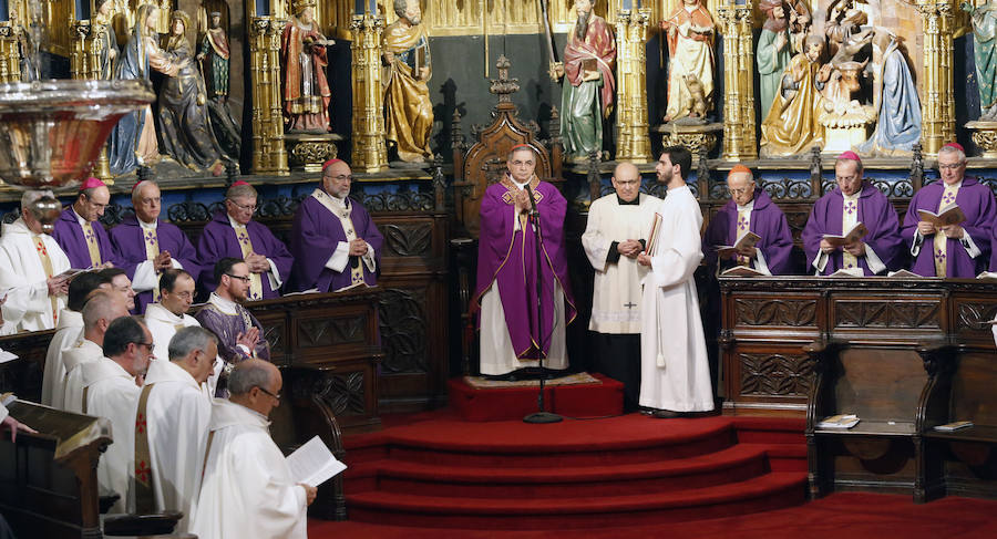 «Todos estamos preocupados por los escándalos que parecen no tener fin», aseguró el cardenal Angelo Becciu en una ceremonia abarrotada, donde el representante de la Santa Sede ha asegurado que «el mensaje de estos seminaristas mártires habla a España y habla a Europa con sus comunes raíces cristianas».
