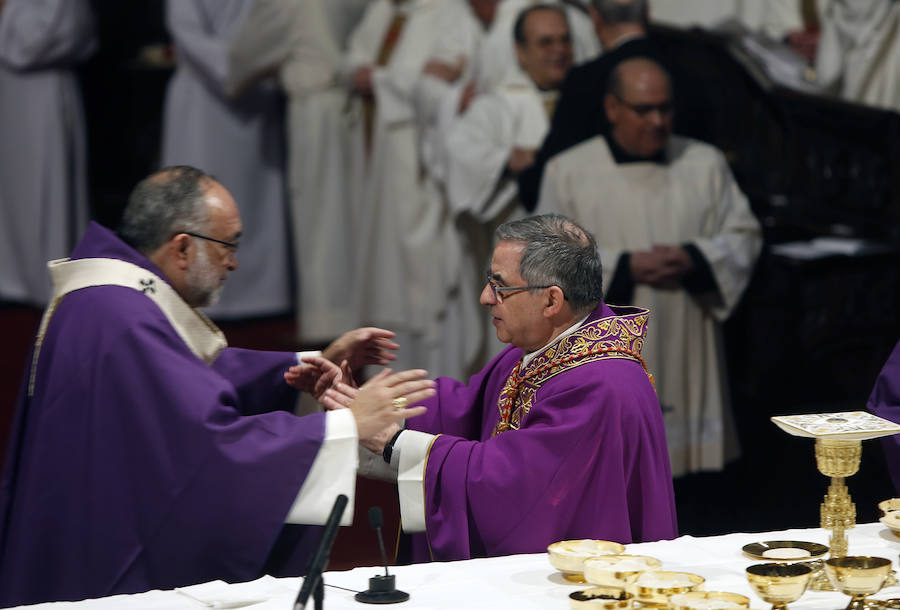«Todos estamos preocupados por los escándalos que parecen no tener fin», aseguró el cardenal Angelo Becciu en una ceremonia abarrotada, donde el representante de la Santa Sede ha asegurado que «el mensaje de estos seminaristas mártires habla a España y habla a Europa con sus comunes raíces cristianas».