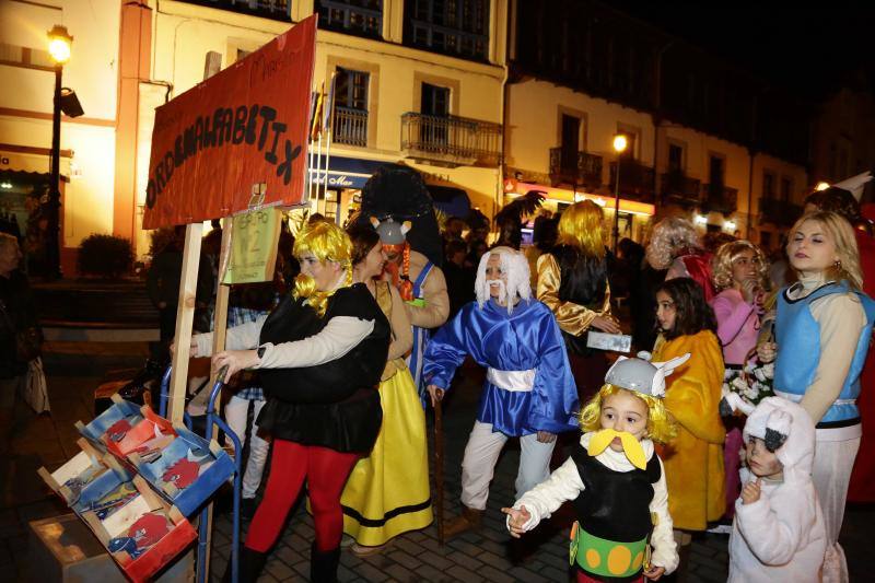 Más de trescientas personas tomaron la localidad llanisca en un desfile plagado de alegría y mensajes reivindicativos