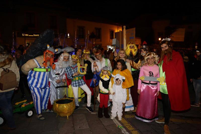 Más de trescientas personas tomaron la localidad llanisca en un desfile plagado de alegría y mensajes reivindicativos