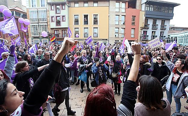 La marea morada recorre el centro de Oviedo