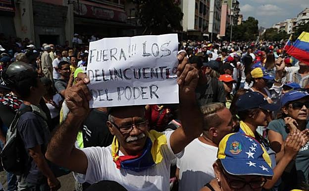 Simpatizantes del líder del Parlamento, Juan Guaidó, se manifiestan este sábado cerca de la avenida Victoria, en Caracas. 