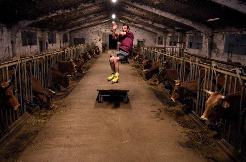 Pablo Pato, ganadero de Llanuces, en Quirós, ha montado una pista de skate en la cuadra en la que trabaja para poder combinar trabajo y su gran afición: el patinaje.