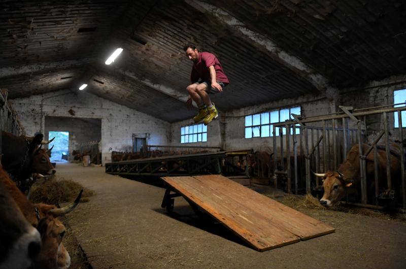 Pablo Pato, ganadero de Llanuces, en Quirós, ha montado una pista de skate en la cuadra en la que trabaja para poder combinar trabajo y su gran afición: el patinaje.