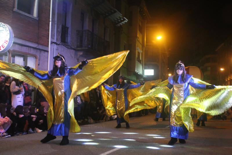 El carnaval de Arriondas reunió a más de 400 participantes que desfilaron por la capital parraguesa