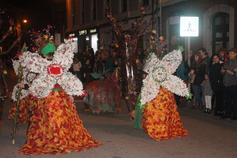 El carnaval de Arriondas reunió a más de 400 participantes que desfilaron por la capital parraguesa