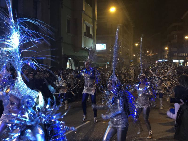 El carnaval de Arriondas reunió a más de 400 participantes que desfilaron por la capital parraguesa