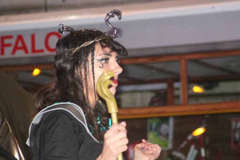 El carnaval de Arriondas reunió a más de 400 participantes que desfilaron por la capital parraguesa