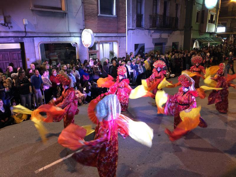 El carnaval de Arriondas reunió a más de 400 participantes que desfilaron por la capital parraguesa