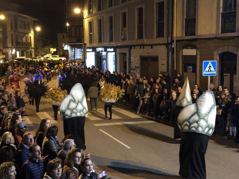 El carnaval de Arriondas reunió a más de 400 participantes que desfilaron por la capital parraguesa