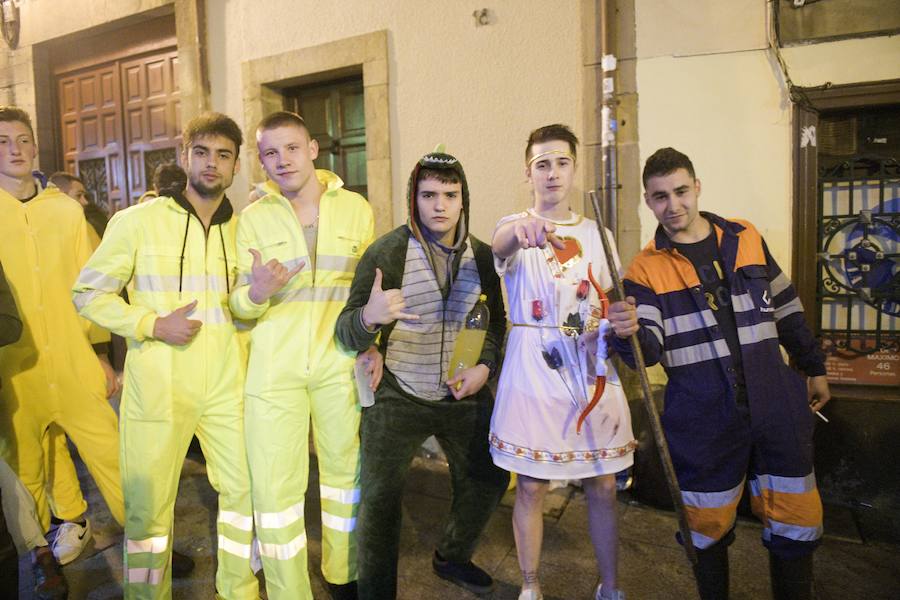 Después de un día donde los disfraces y el espectáculo fueron los protagonistas en Oviedo, la noche no iba a ser menos. Los jóvenes salieron a celebrar el Antroxu de Oviedo.