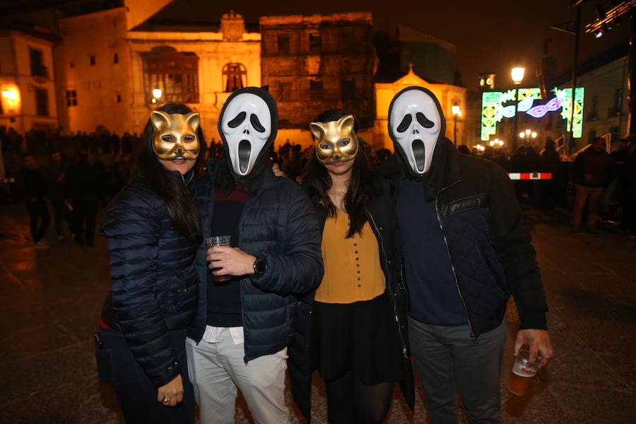 Después de un día donde los disfraces y el espectáculo fueron los protagonistas en Oviedo, la noche no iba a ser menos. Los jóvenes salieron a celebrar el Antroxu de Oviedo.