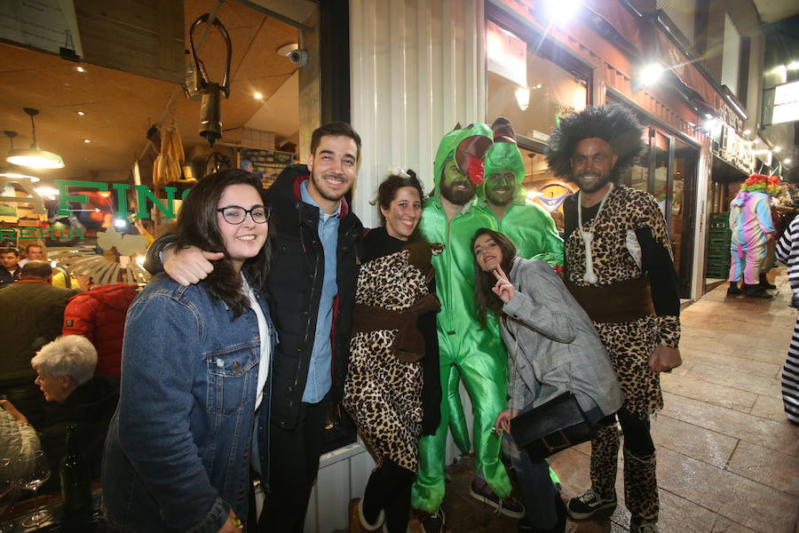 Después de un día donde los disfraces y el espectáculo fueron los protagonistas en Oviedo, la noche no iba a ser menos. Los jóvenes salieron a celebrar el Antroxu de Oviedo.