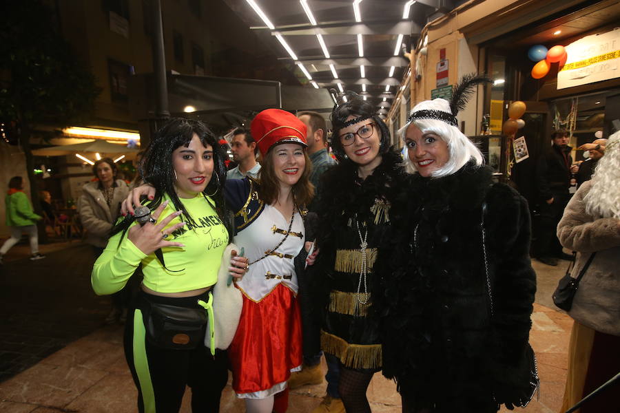 Después de un día donde los disfraces y el espectáculo fueron los protagonistas en Oviedo, la noche no iba a ser menos. Los jóvenes salieron a celebrar el Antroxu de Oviedo.