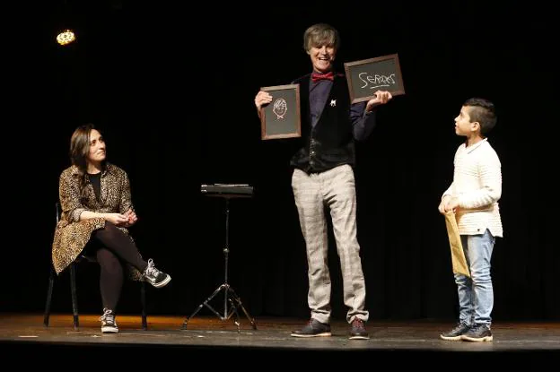 El mago Serres, de Oviedo Mágico, en el Ateneo de La Calzada. 